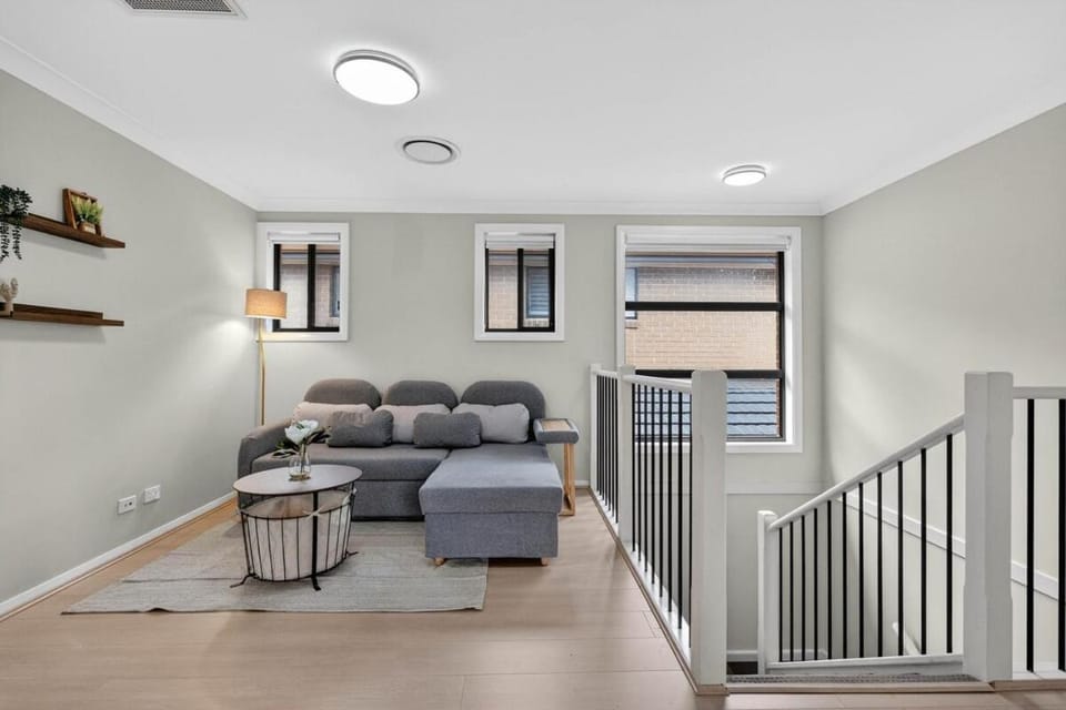 8C Spacious 5BR House With Secure Parking, 5 Mins to Casula Mall House in Casula