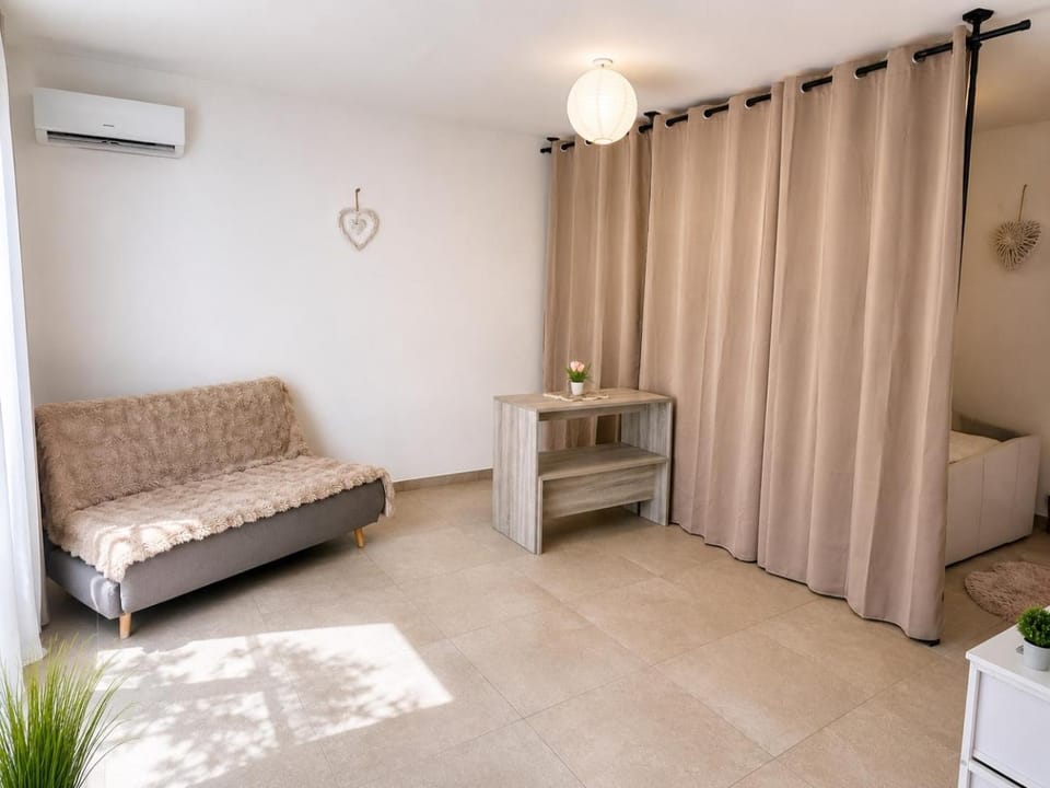 Studio neuf climatisé avec jardin privé parking House in Occitanie