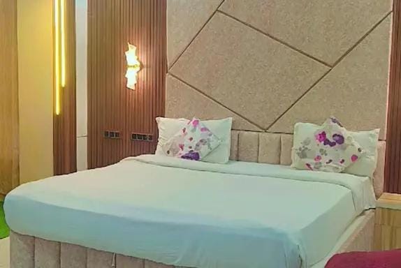 Hotel cressida green palace - near redisson squar Hotel in India