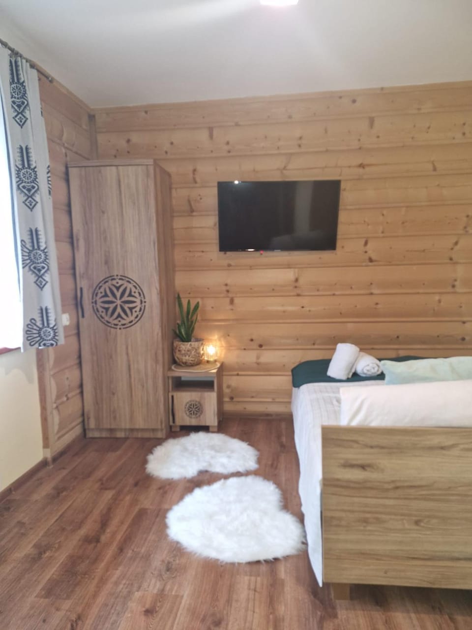 Bed, TV and multimedia, Photo of the whole room, Bedroom, towels, wardrobe