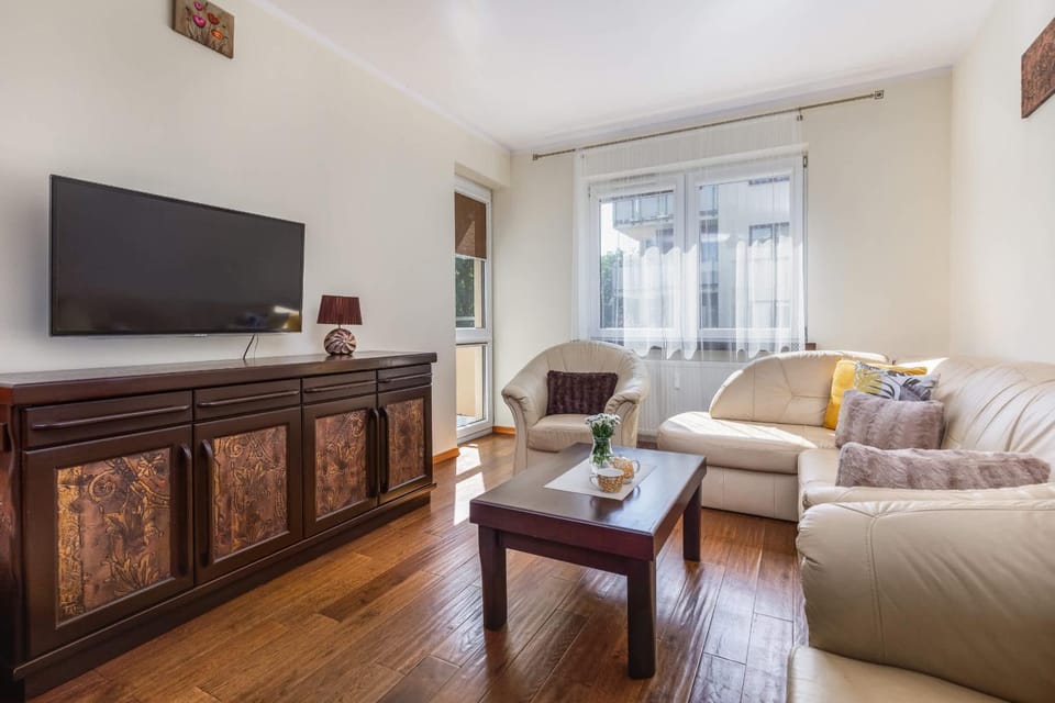 TV and multimedia, Living room, Seating area, Evening entertainment