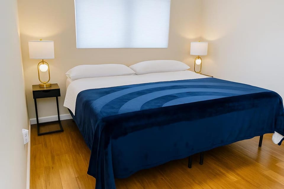 King Bed House and Backyard 1BD-1BH or 2BD-1BH House in Jollyville