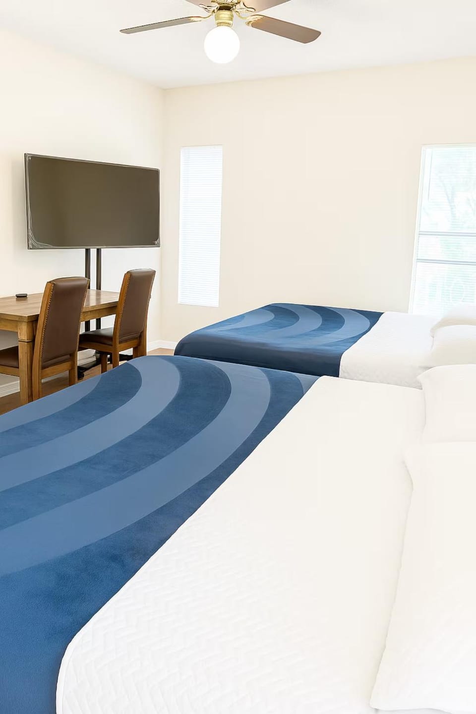 TV and multimedia, Seating area, Dining area, Bedroom