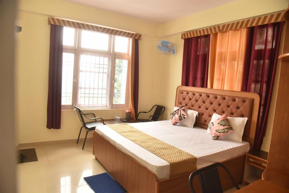 Bed, Photo of the whole room, Seating area, Bedroom