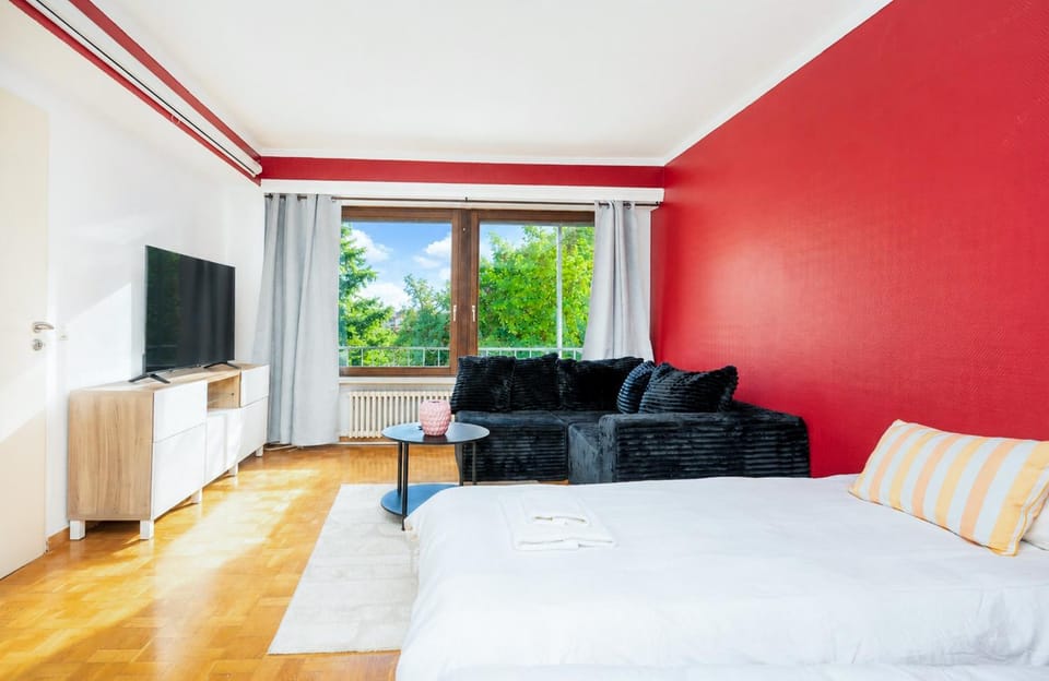 Bed, TV and multimedia, Living room, Photo of the whole room, Seating area, Evening entertainment