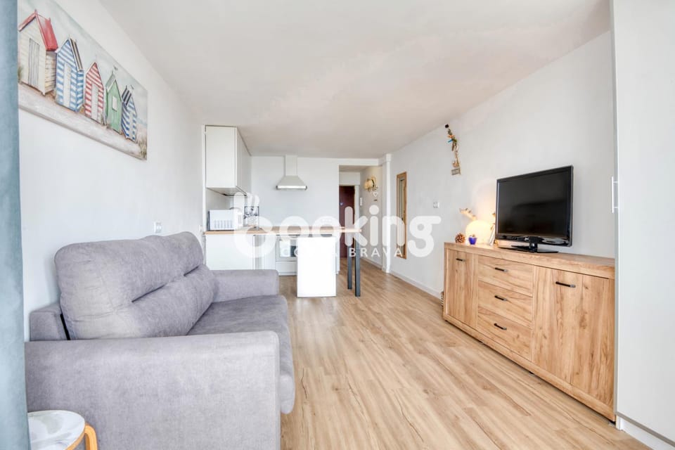 TV and multimedia, Kitchen or kitchenette, Living room, Seating area, Dining area