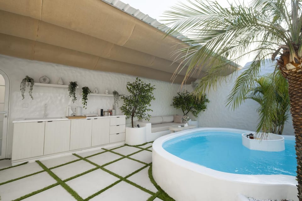 Kitchen or kitchenette, Swimming pool