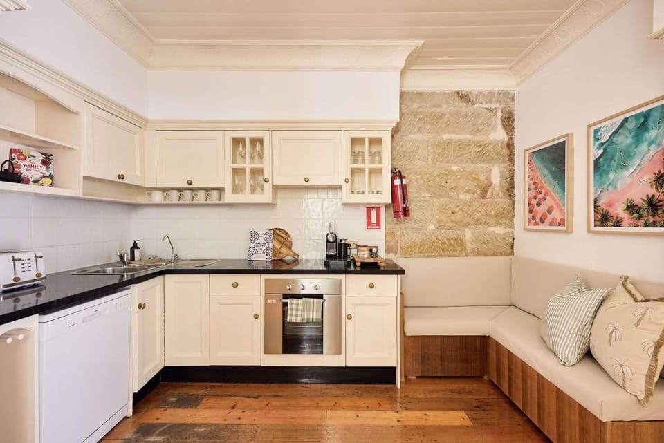 Steps to the Sand - Iconic Heritage Estate Manly Apartment in Manly