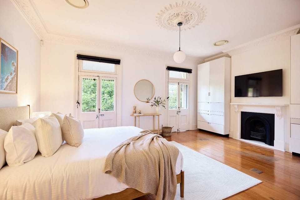 Steps to the Sand - Iconic Heritage Estate Manly Apartment in Manly