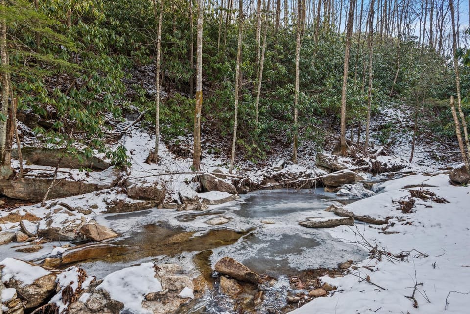 The Cabins on Buckeye Creek at Eagles Nest Cabin in Beech Mountain