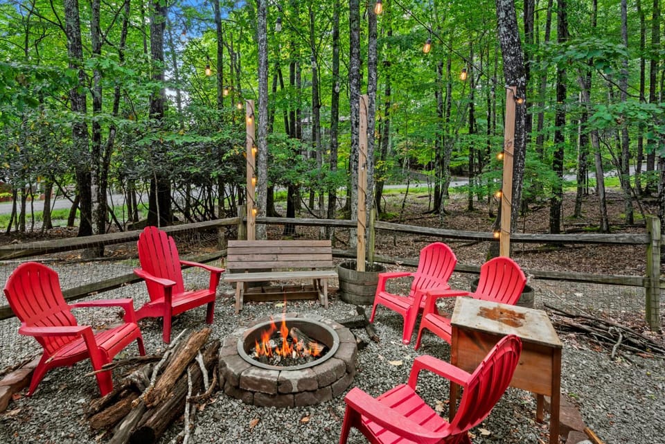 Mossy Rock Retreat House in Beech Mountain