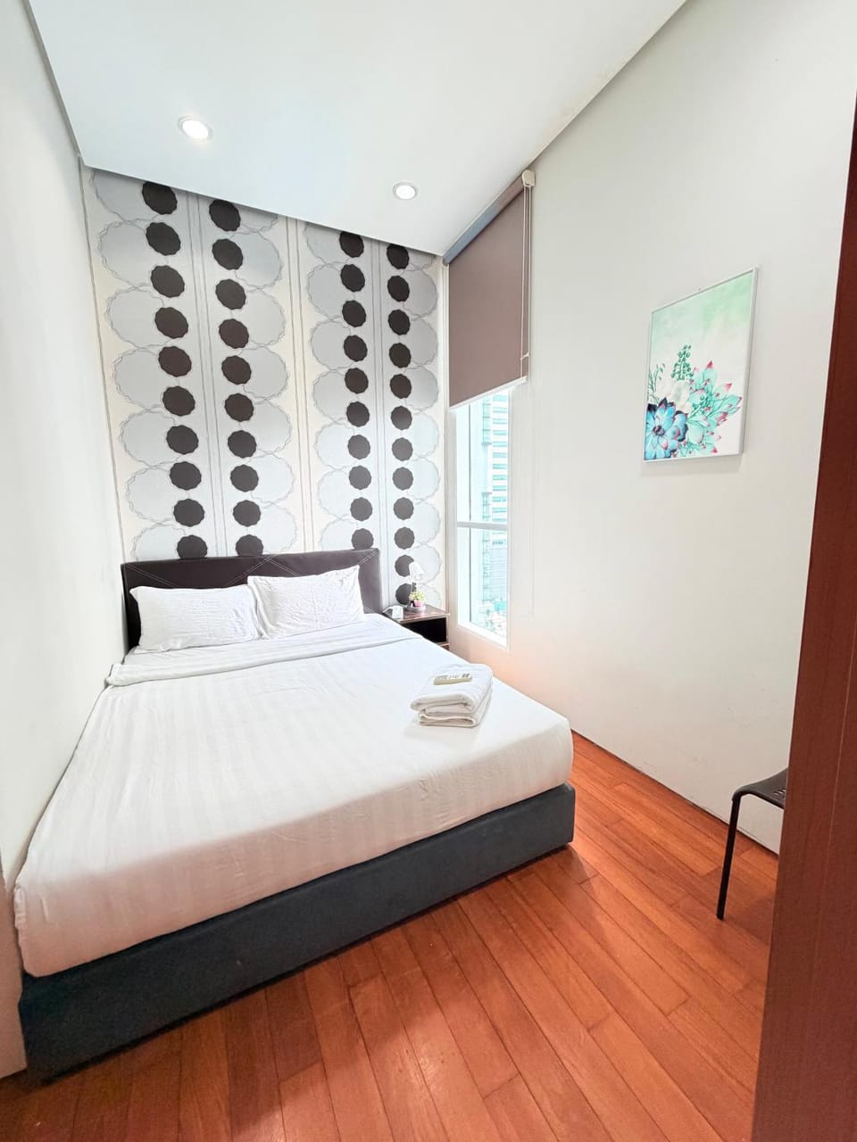Photo of the whole room, Bedroom, towels