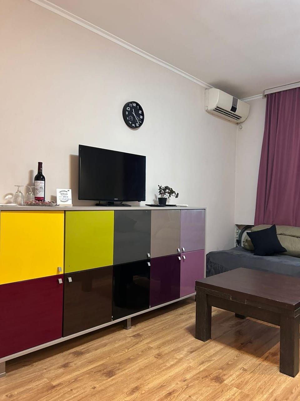 TV and multimedia, Living room, Seating area, air conditioner