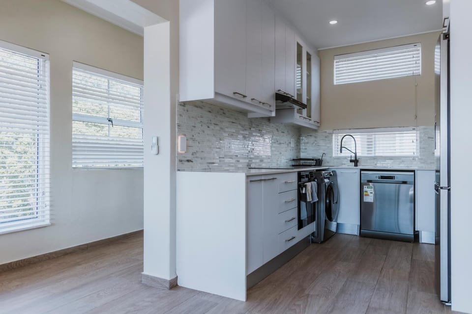 Kitchen or kitchenette, dishwasher, stove