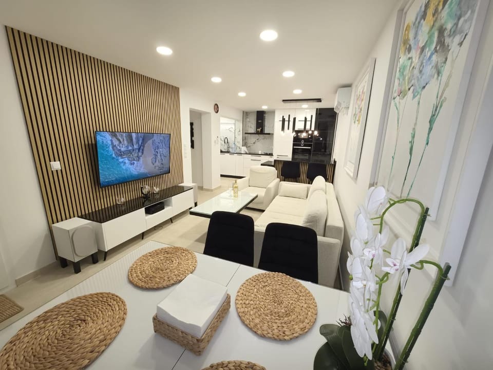 Communal lounge/ TV room, Kitchen or kitchenette, Living room, Dining area