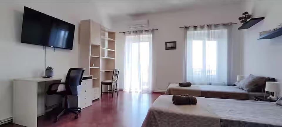 Bed, TV and multimedia, Bedroom