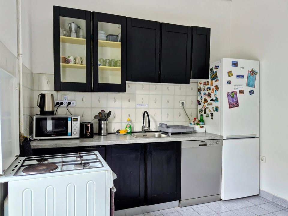 Coffee/tea facilities, Communal kitchen, dishwasher, oven, stove, toaster