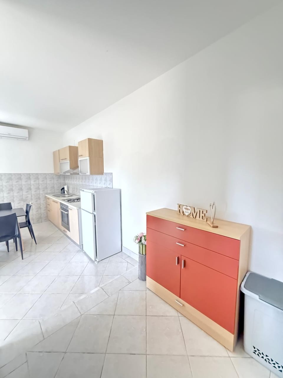 Kitchen or kitchenette, Dining area, oven