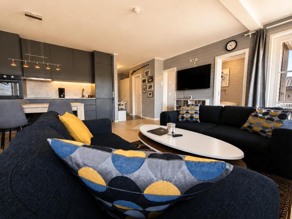 TV and multimedia, Kitchen or kitchenette, Living room, Seating area, Dining area