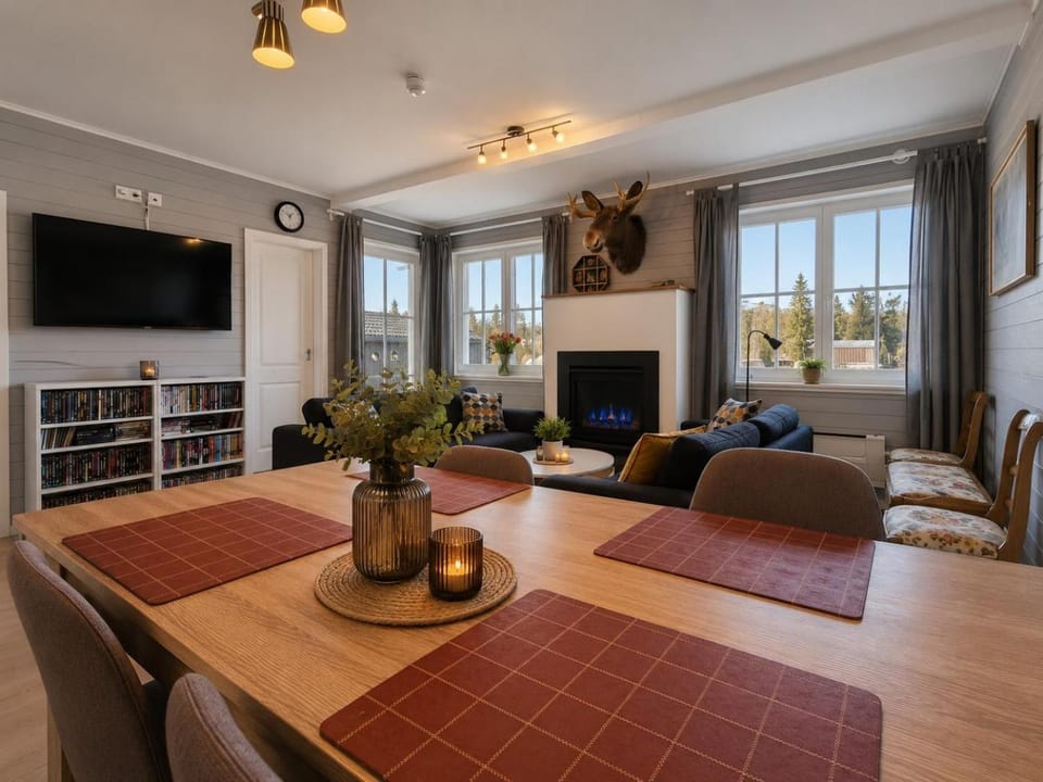 TV and multimedia, Living room, Seating area, Dining area