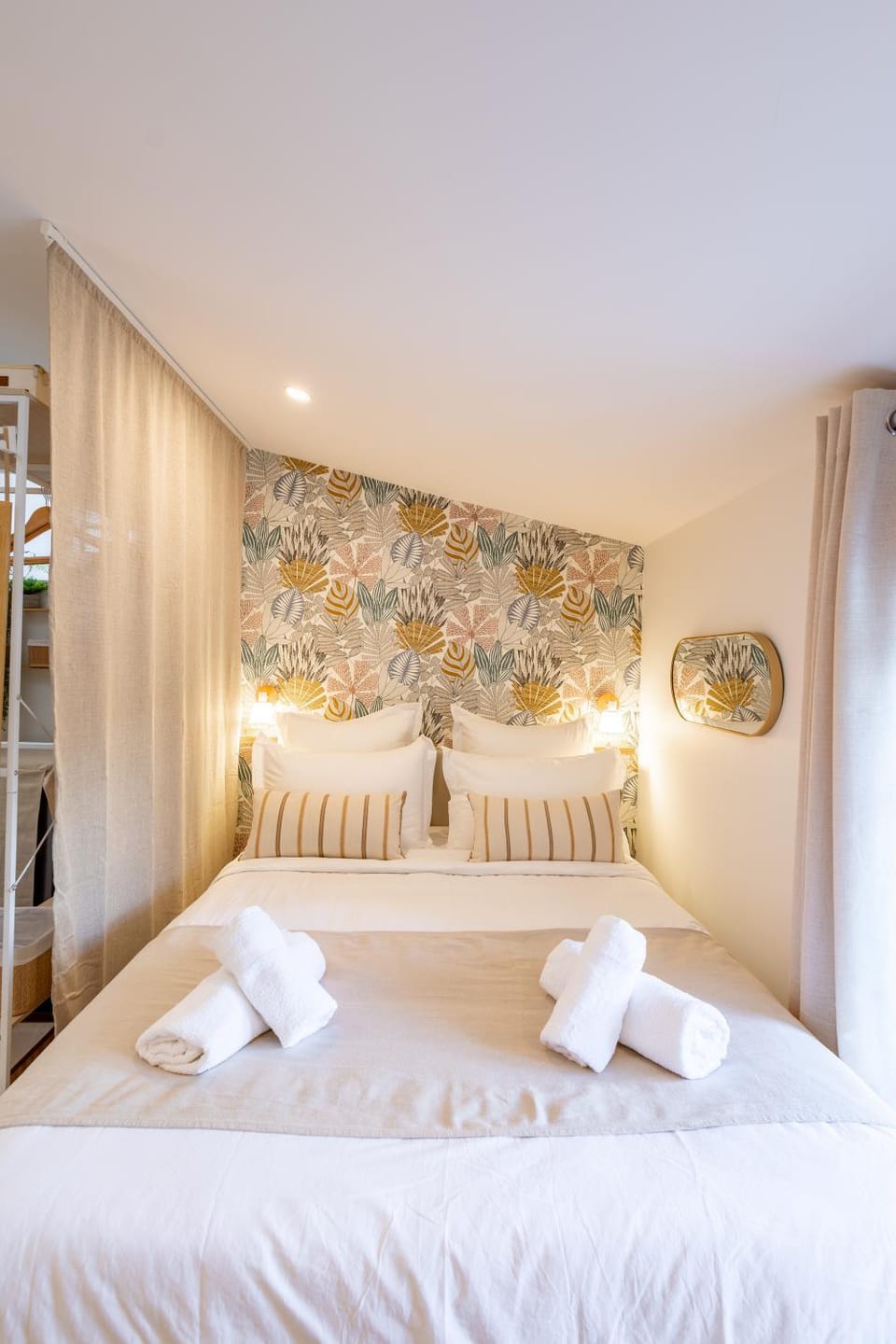 Bed, towels