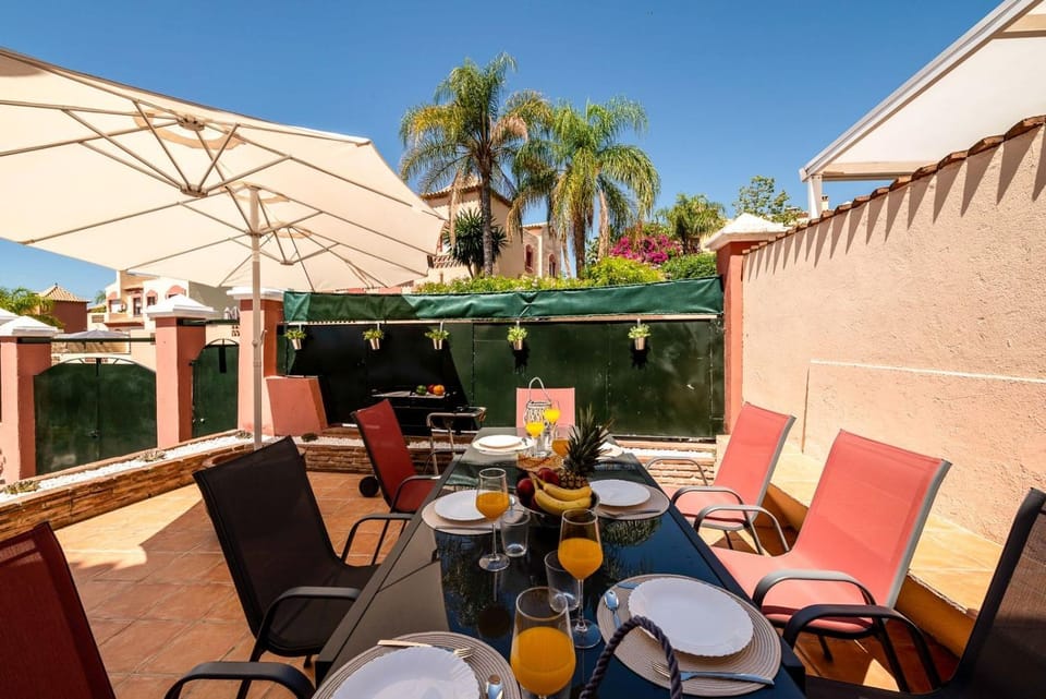 Property building, Balcony/Terrace, Living room