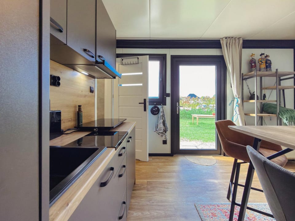 Kitchen or kitchenette, Dining area, stove
