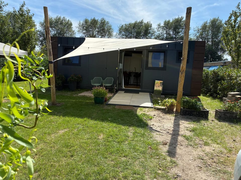 Cabin Red Robin fully furnished Cabin in Zeewolde