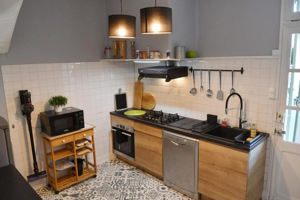 Coffee/tea facilities, dishwasher, microwave, oven, toaster