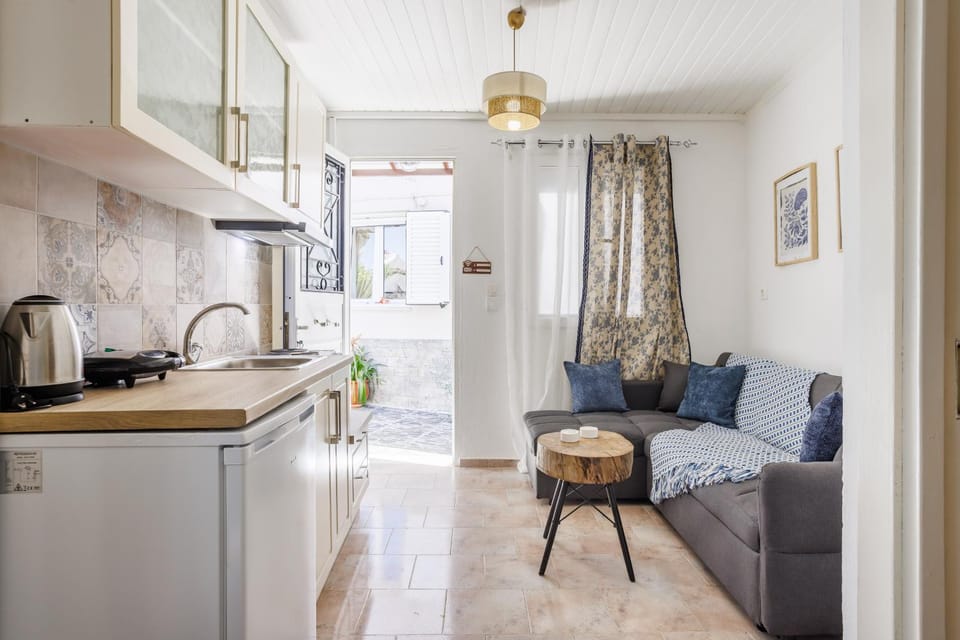 Coffee/tea facilities, Kitchen or kitchenette, Living room, Seating area, stove