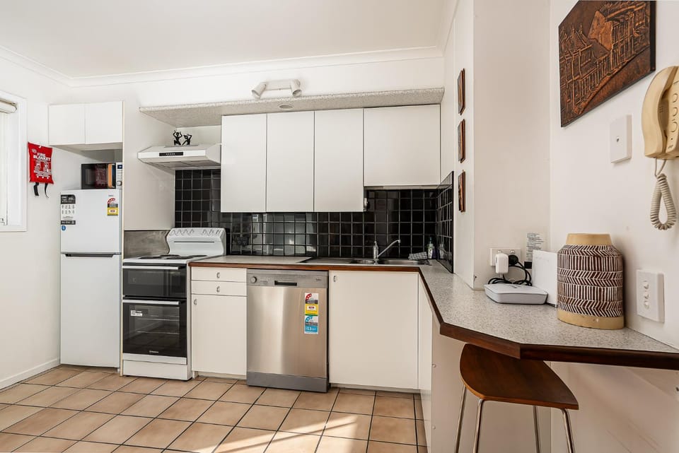 Coffee/tea facilities, Kitchen or kitchenette, dishwasher, oven, stove, toaster