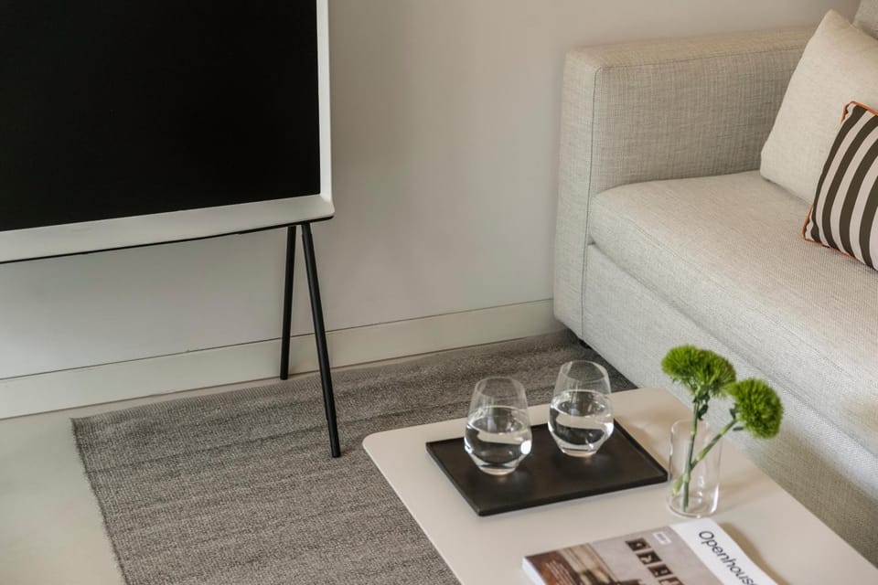 TV and multimedia, Living room, Decorative detail, Seating area, Drinks
