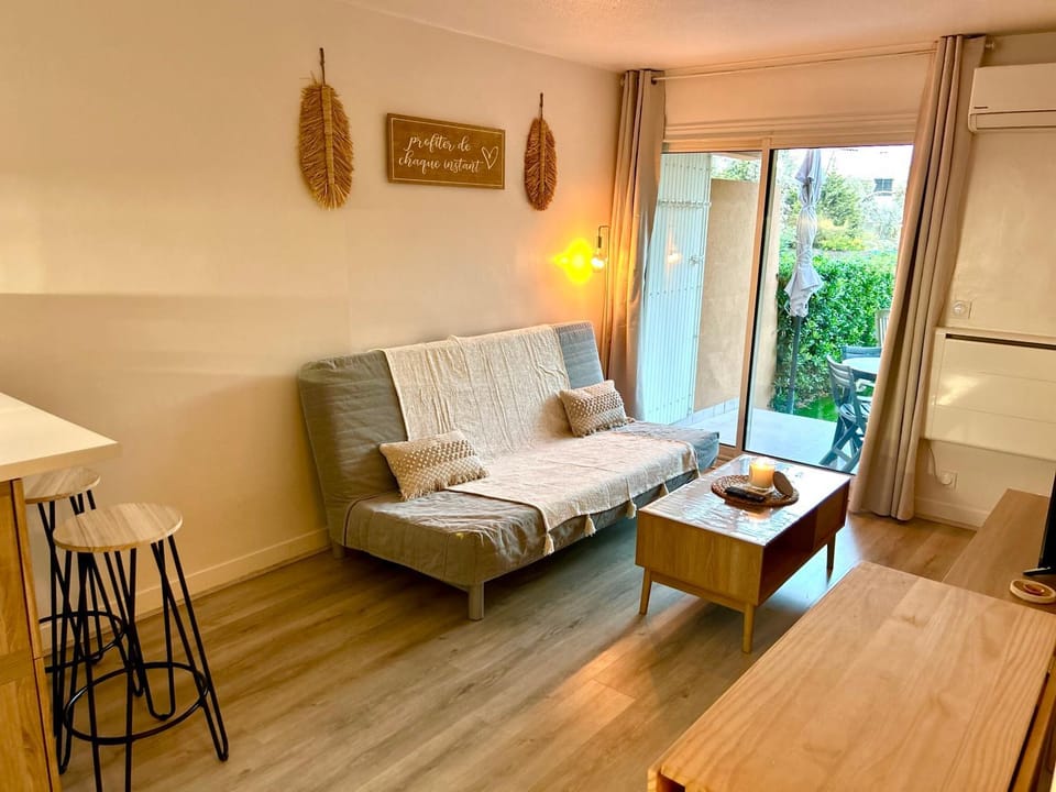 Bed, Living room