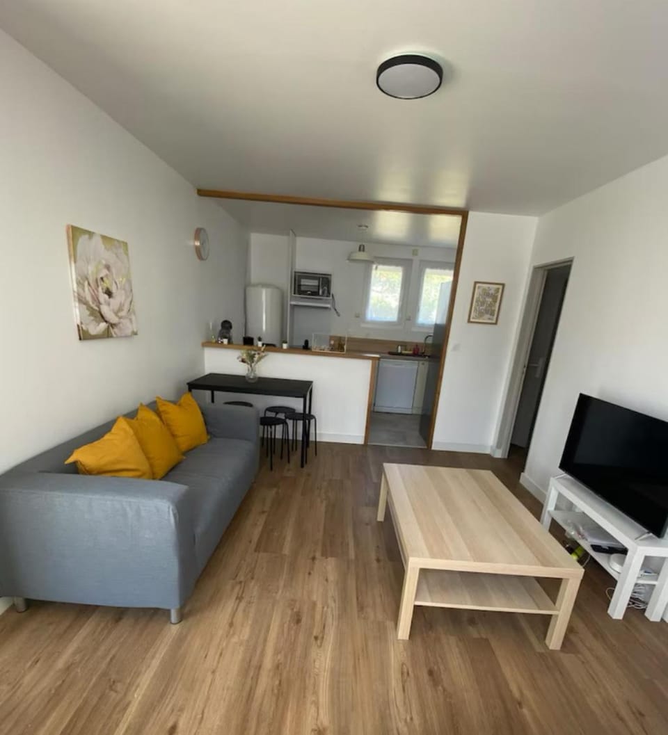 Domaine familial- 3 logements privatifs- 13 pers- Jardin et parking gratuit House in Poitiers