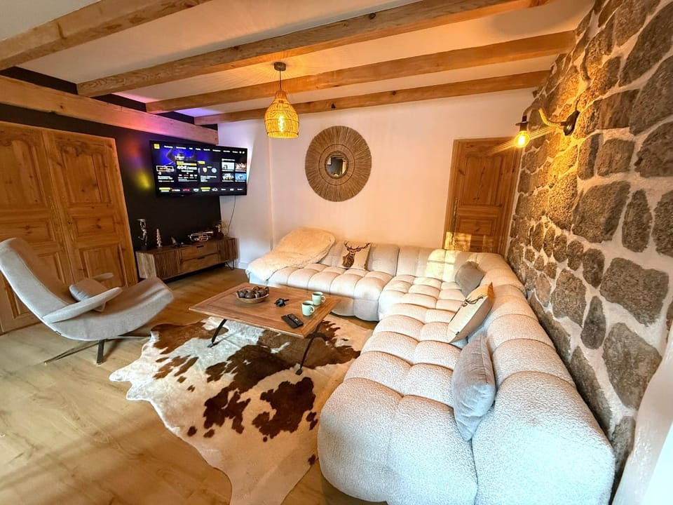 Communal lounge/ TV room, TV and multimedia, Living room, Decorative detail, Seating area