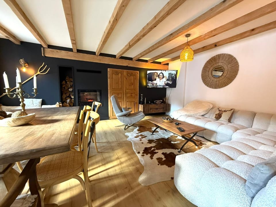 Communal lounge/ TV room, TV and multimedia, Living room, Seating area, Dining area, fireplace