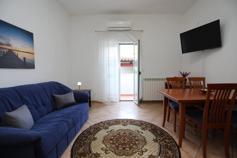 TV and multimedia, Balcony/Terrace, Living room, Seating area, air conditioner