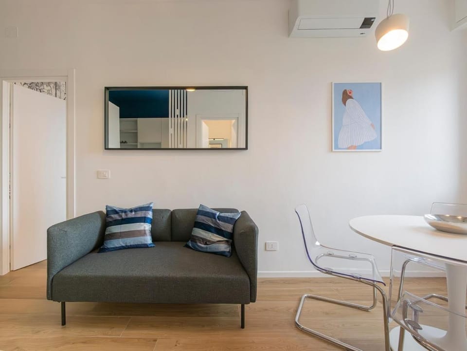 Xenia Milano - 2 rooms apt in Via Codogno 1 Apartment in Milan