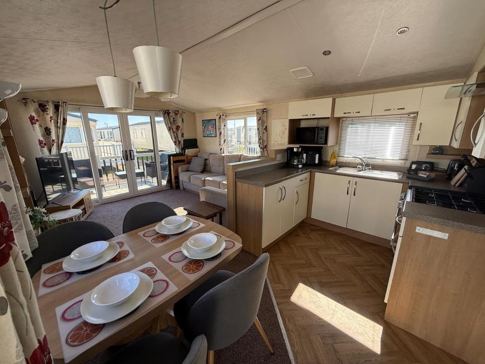 Palm Grove 119 - Golden Palm Resort, Pet friendly, WiFi, bed linen - Meadow Lakes Caravan & Lodge Hire Apartment in Chapel Saint Leonards