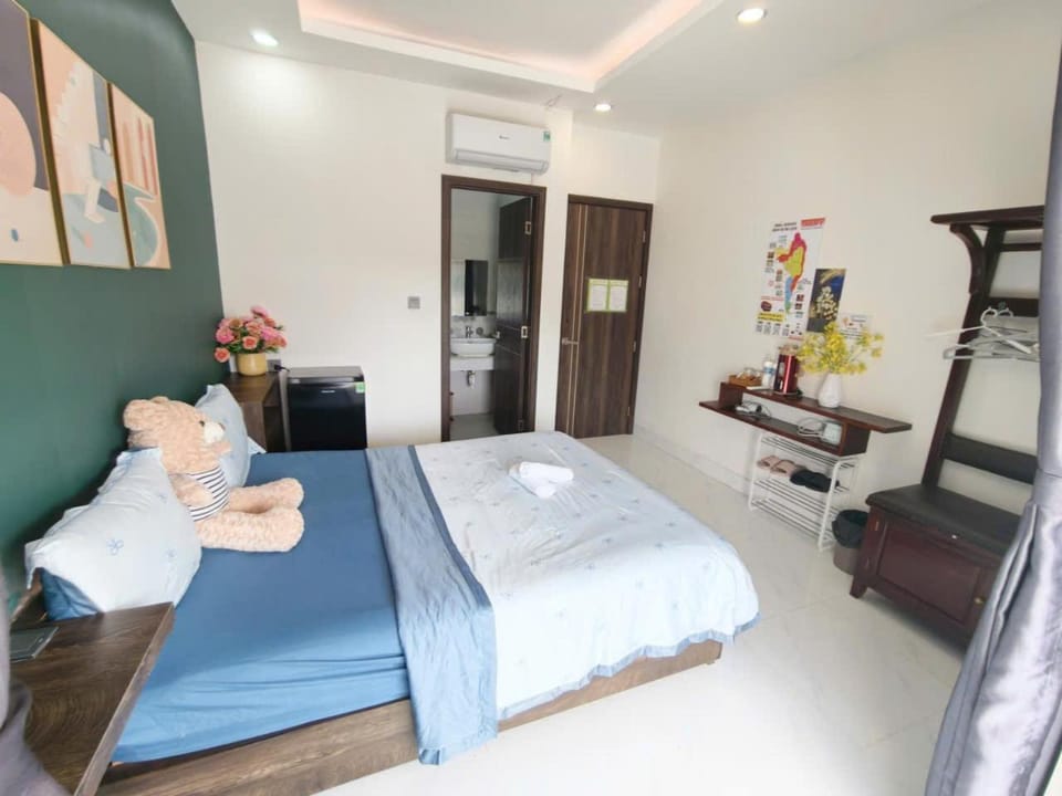 Bed, TV and multimedia, Living room, Photo of the whole room, Seating area, Bedroom, towels