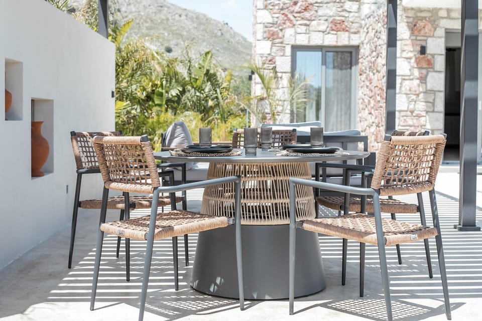 Patio, Day, Seating area, Dining area