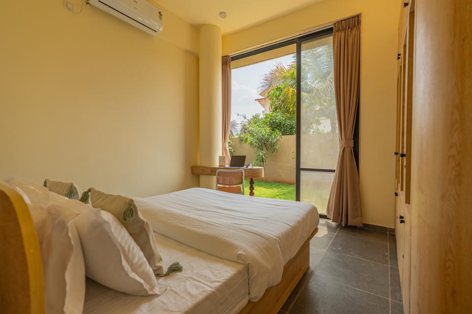 Bed, Photo of the whole room, Bedroom, air conditioner