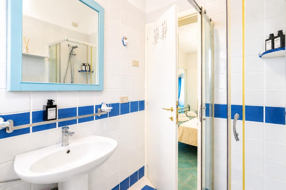 Shower, Bathroom, towels