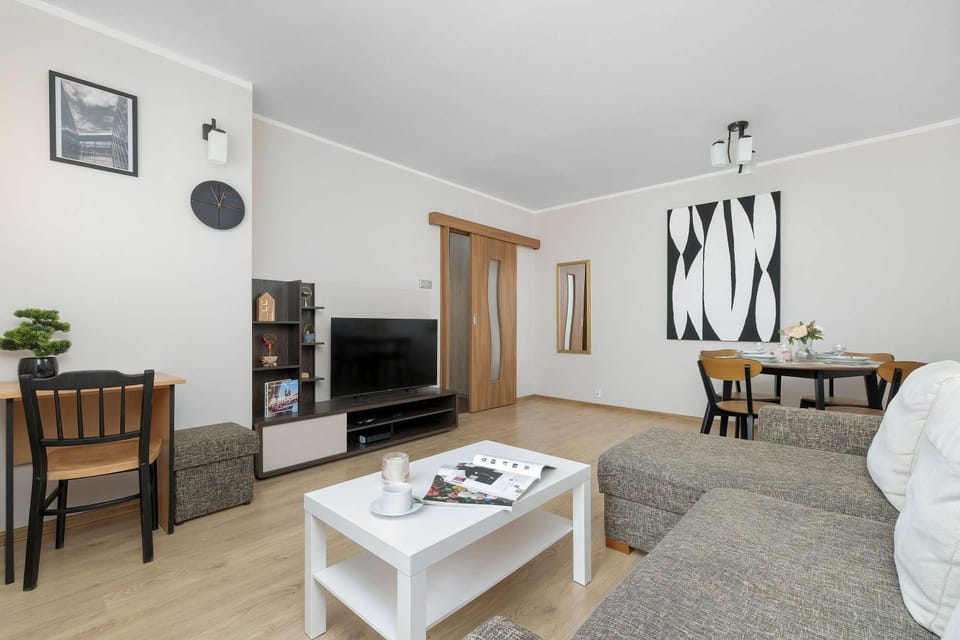 TV and multimedia, Living room, Seating area, Evening entertainment