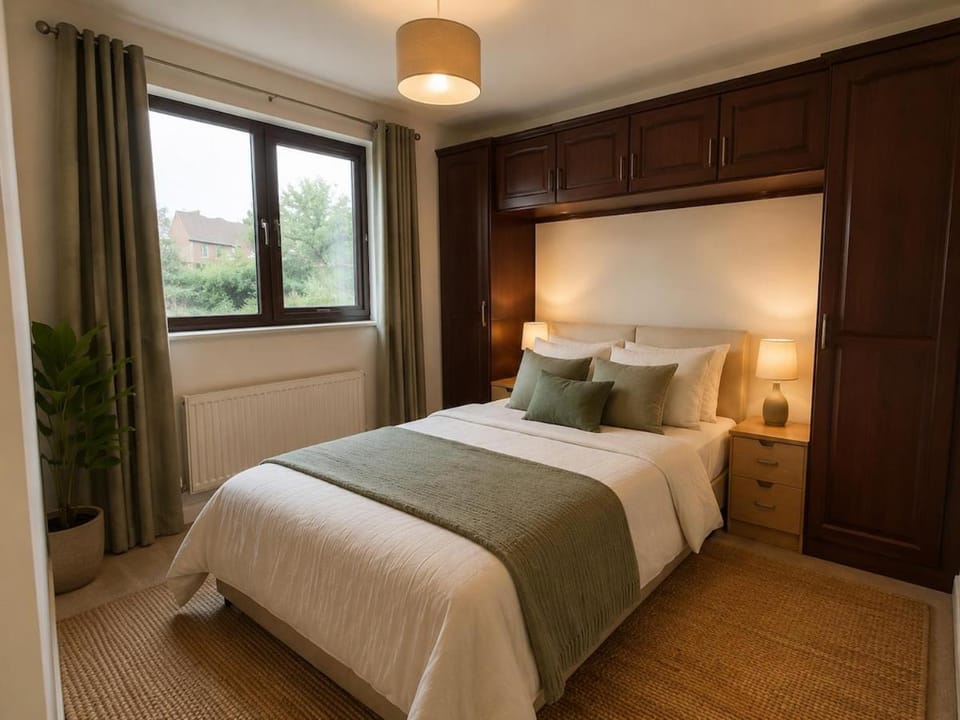 Milton Keynes 6 beds 5-Bedrooms 10 Sleeper Contractor family holiday Free Parking House in Aylesbury Vale