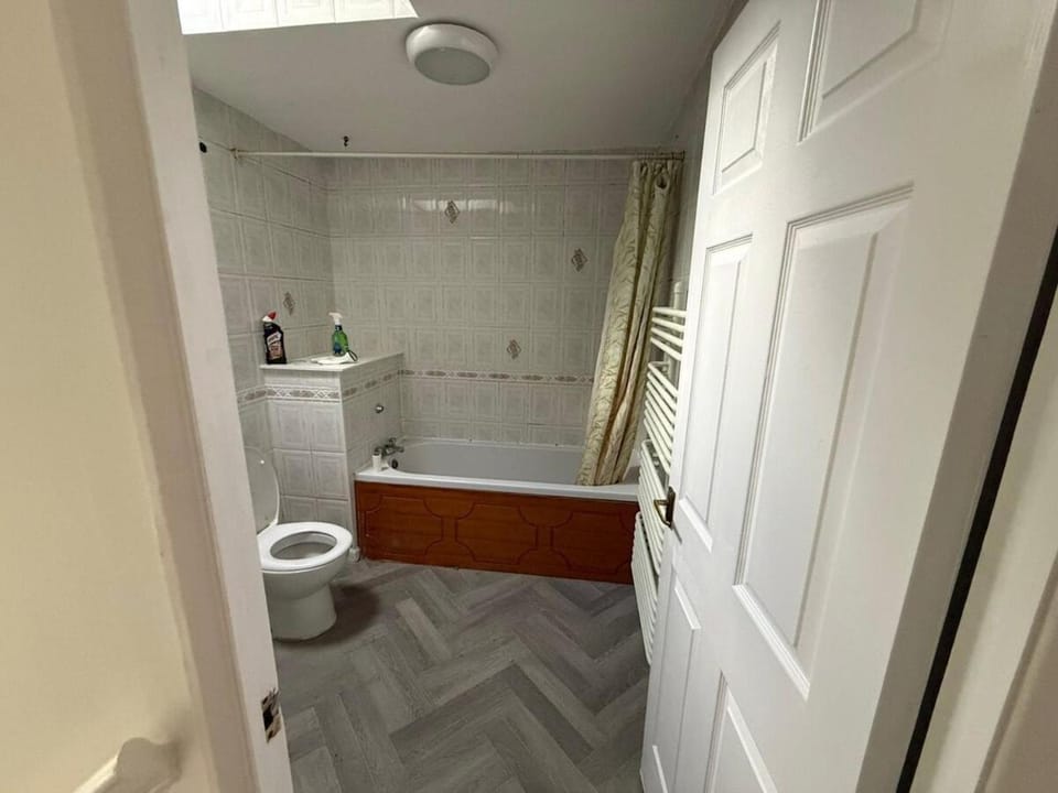 Milton Keynes 6 beds 5-Bedrooms 10 Sleeper Contractor family holiday Free Parking House in Aylesbury Vale