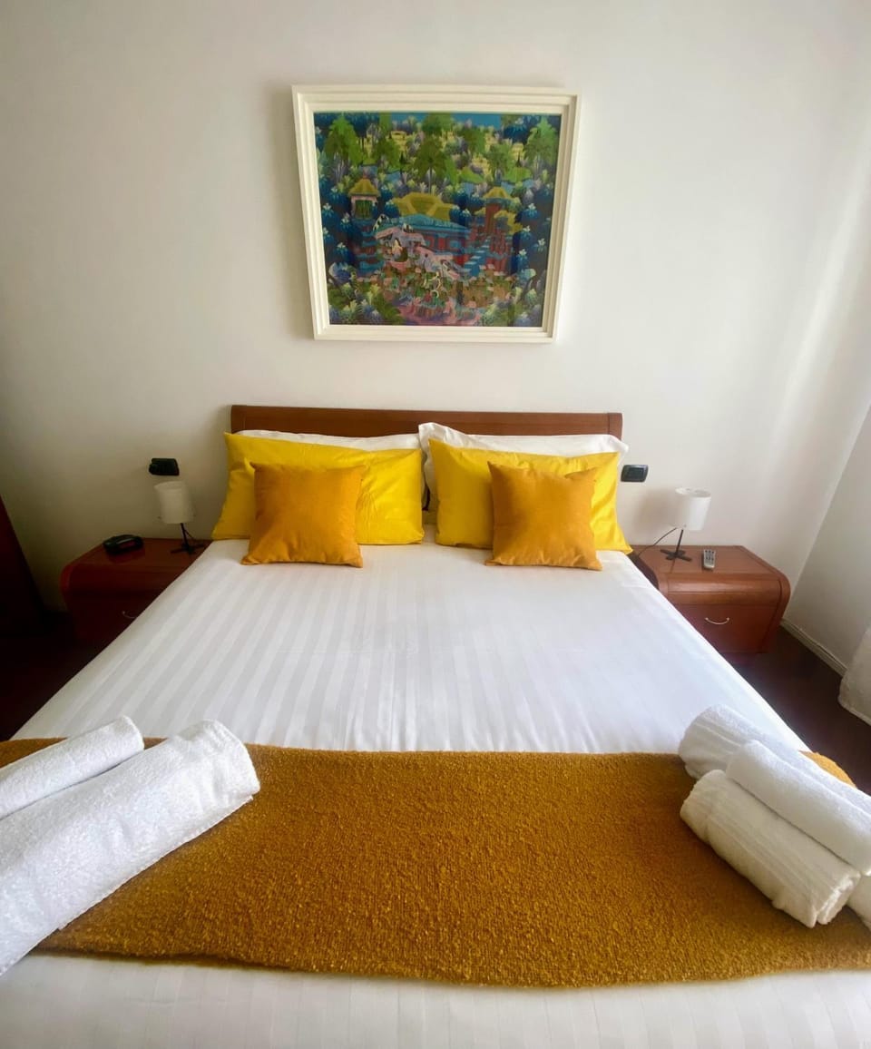 Bed, towels