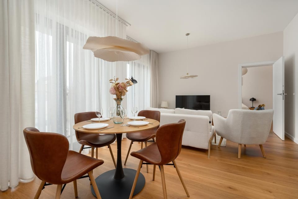 TV and multimedia, Living room, Seating area, Dining area