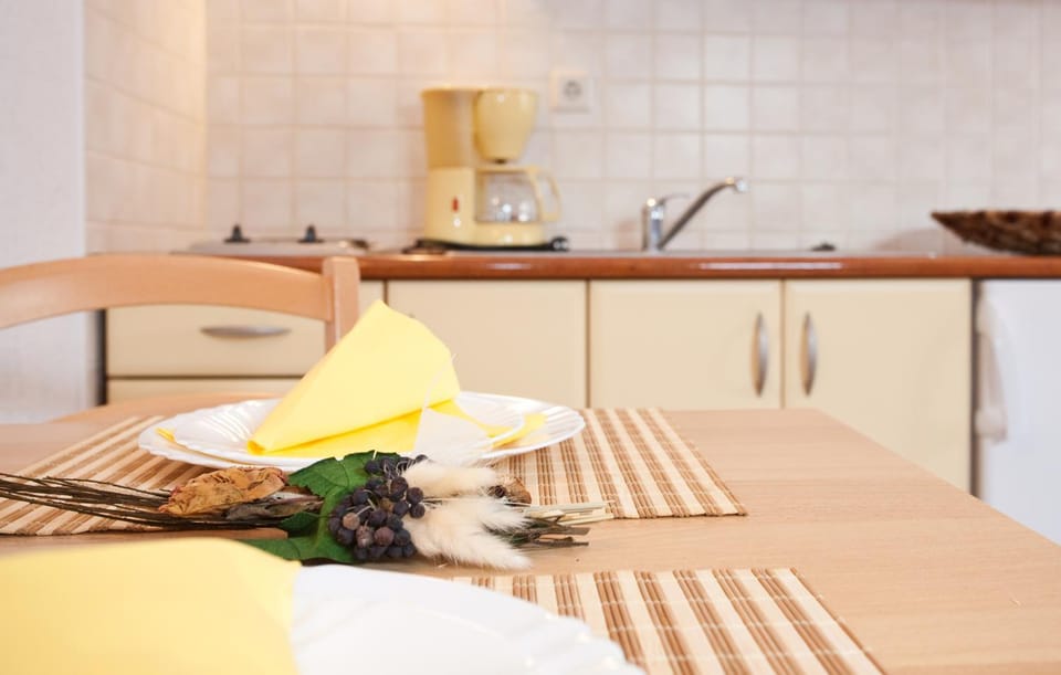 Kitchen or kitchenette, Food and drinks, Dining area