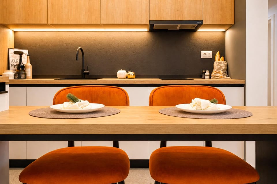 Kitchen or kitchenette, Dining area